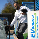 Reino Unido reduz metas para carros elétricos com tarifas - 09/04/2025 - Mercado